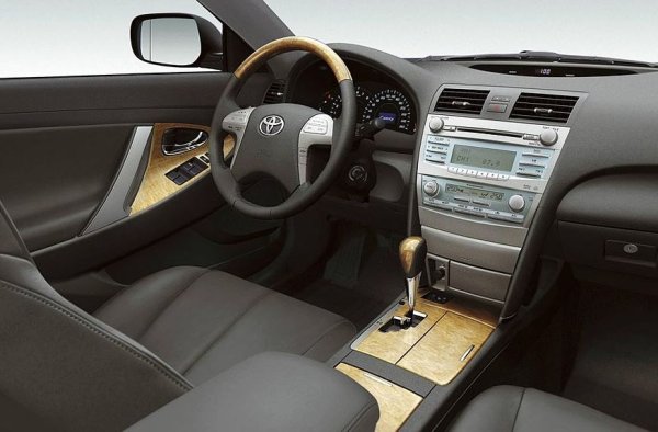 Спомнете си, например, сиво-синята пластмаса в комбинация с леките &bdquo;дървени&ldquo; вложки, които всъщност са пластмаса с хидрографика, и бързо лющещо се &bdquo;сребро&ldquo; ... Качеството на интериорните материали трудно може да се нарече образцово и ако седнеш в Camry след W211, вероятно ще се разплачеш. Да, интериорът е доста удобен, но нищо повече.

Човек с бензин в кръвта няма какво да прави и в Camry. Управлението му никога не е било стандартно (въпреки задното окачване MacPherson, което е рядкост в други автомобили), а с базовия 2,4-литров 2AZ-FE двигател няма достатъчно динамика за високоскоростни състезания.
